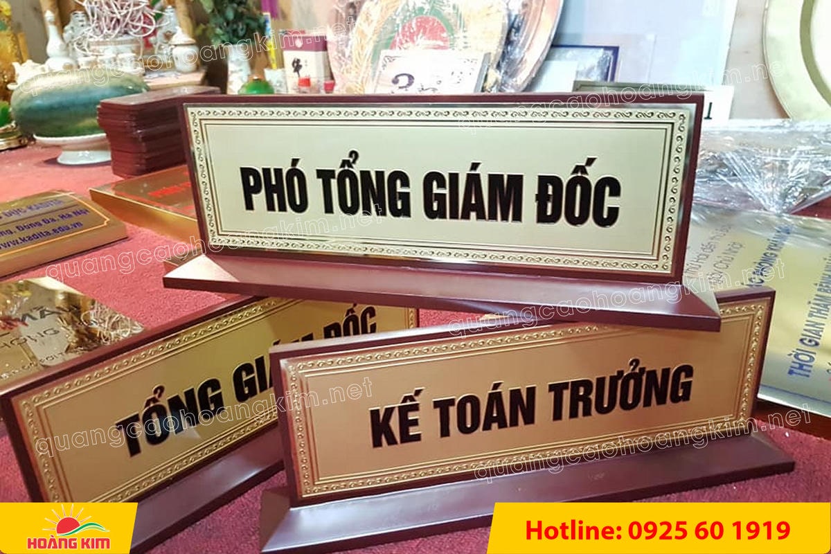 bien chuc danh mat dong hoac inox de go chan vat 4 canh dep 5 - BIỂN CHỨC DANH MẶT ĐỒNG / INOX ĐẾ GỖ CH&Acirc;N V&Aacute;T 4 CẠNH SANG TRỌNG