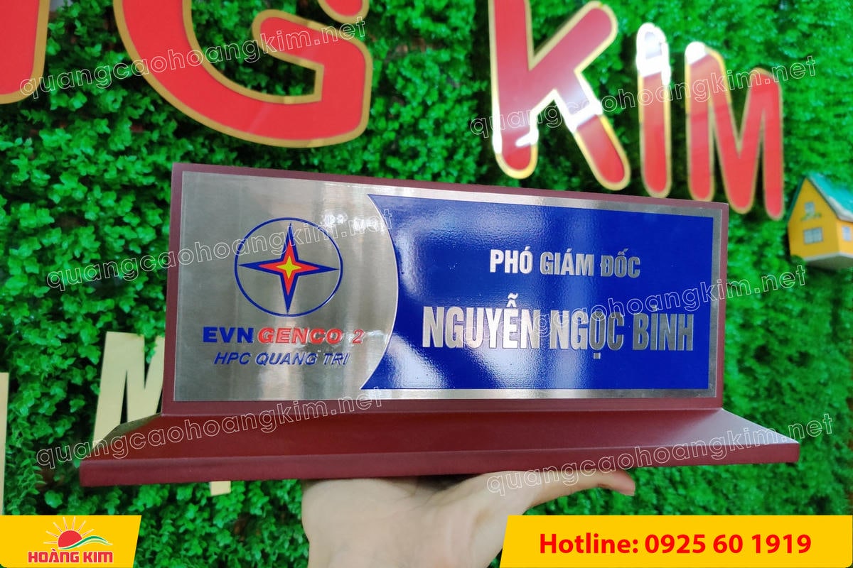 bien chuc danh mat dong hoac inox de go chan vat 4 canh dep 7 - BIỂN CHỨC DANH MẶT ĐỒNG / INOX ĐẾ GỖ CH&Acirc;N V&Aacute;T 4 CẠNH SANG TRỌNG