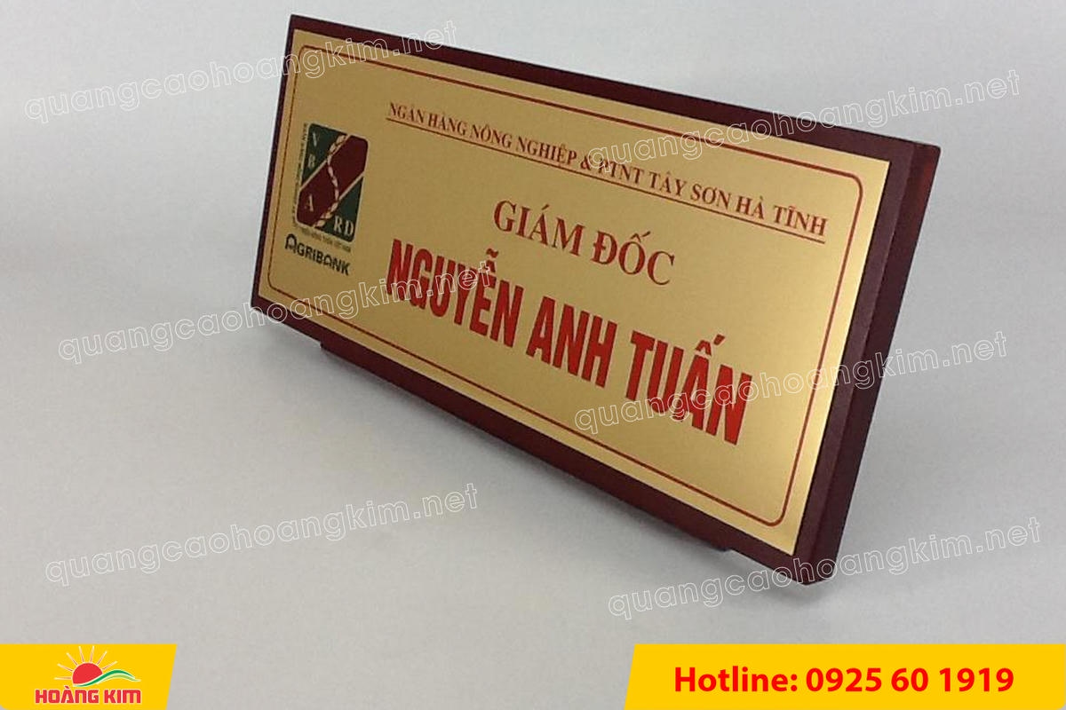 bien chuc danh mat dong hoac inox de go nghieng co chan do phia sau - BIỂN CHỨC DANH MẶT ĐỒNG / INOX ĐẾ GỖ NGHI&Ecirc;NG C&Oacute; CH&Acirc;N ĐỠ &ndash; GỌN G&Agrave;NG, DỄ NH&Igrave;N