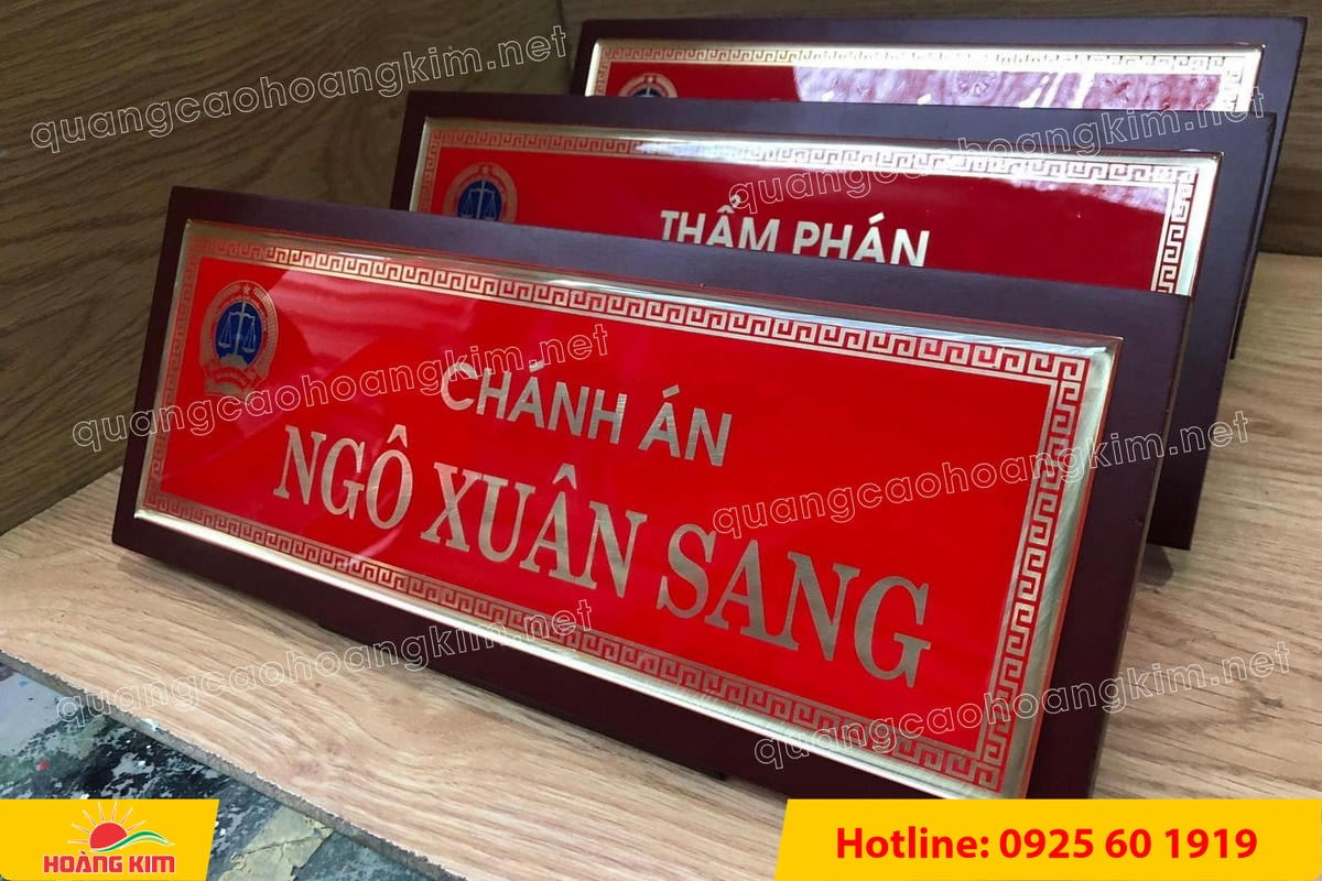 bien chuc danh mat dong hoac inox de go nghieng co chan do phia sau 11 - BIỂN CHỨC DANH MẶT ĐỒNG / INOX ĐẾ GỖ NGHI&Ecirc;NG C&Oacute; CH&Acirc;N ĐỠ &ndash; GỌN G&Agrave;NG, DỄ NH&Igrave;N