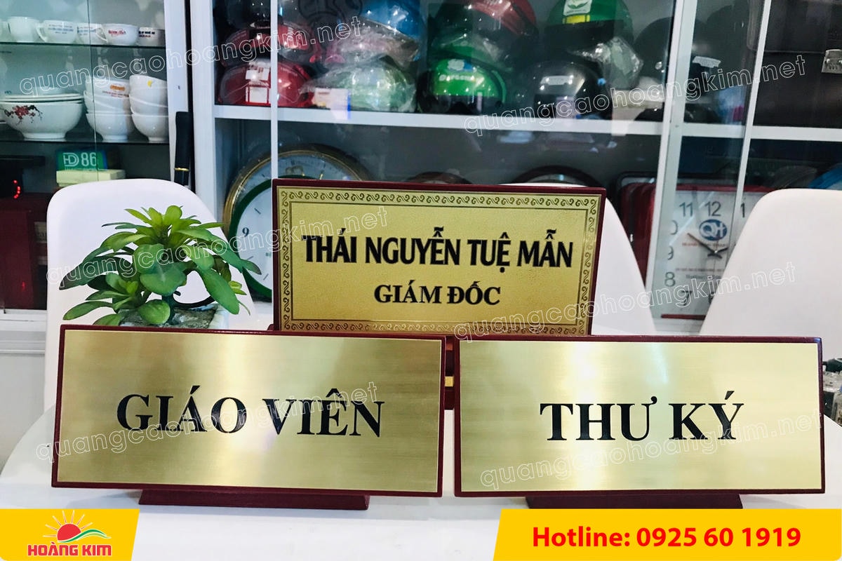 bien chuc danh mat dong hoac inox de go nghieng co chan do phia sau 15 - BIỂN CHỨC DANH MẶT ĐỒNG / INOX ĐẾ GỖ NGHI&Ecirc;NG C&Oacute; CH&Acirc;N ĐỠ &ndash; GỌN G&Agrave;NG, DỄ NH&Igrave;N