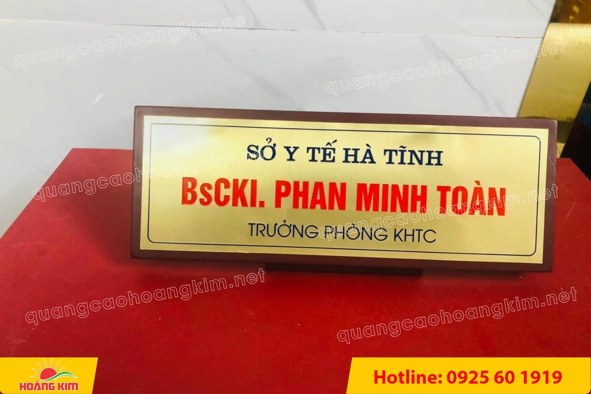 bien chuc danh mat dong hoac inox de go nghieng co chan do phia sau 16 - BIỂN CHỨC DANH MẶT ĐỒNG / INOX ĐẾ GỖ NGHI&Ecirc;NG C&Oacute; CH&Acirc;N ĐỠ &ndash; GỌN G&Agrave;NG, DỄ NH&Igrave;N