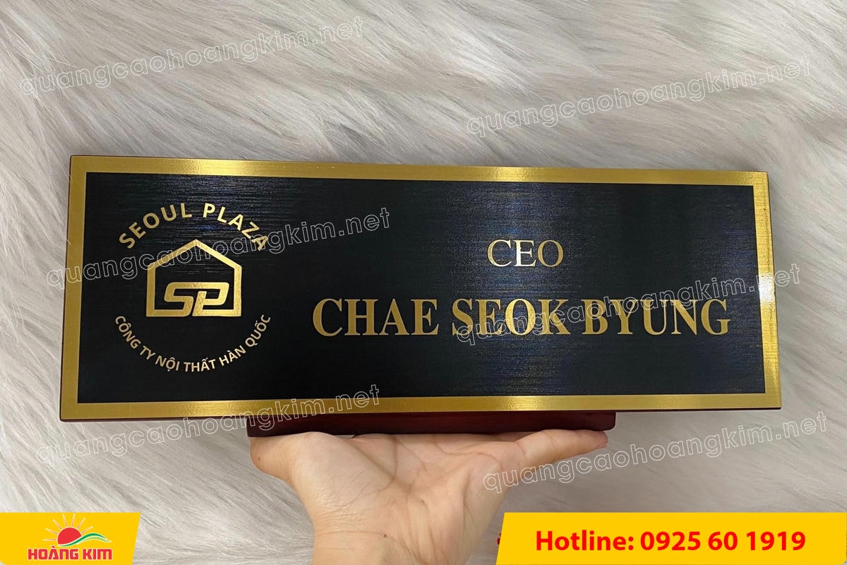 bien chuc danh mat dong hoac inox de go nghieng co chan do phia sau 18 - BIỂN CHỨC DANH MẶT ĐỒNG / INOX ĐẾ GỖ NGHI&Ecirc;NG C&Oacute; CH&Acirc;N ĐỠ &ndash; GỌN G&Agrave;NG, DỄ NH&Igrave;N