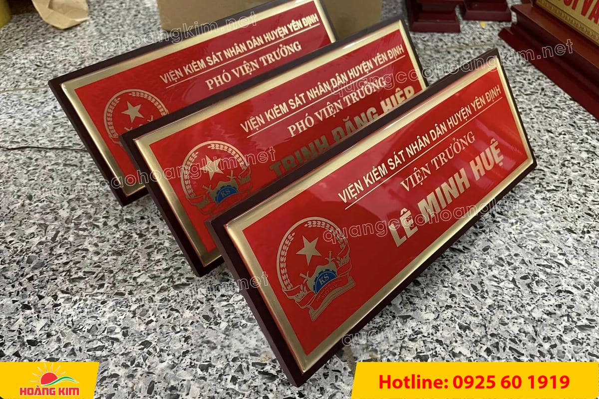 bien chuc danh mat dong hoac inox de go nghieng co chan do phia sau 20 - BIỂN CHỨC DANH MẶT ĐỒNG / INOX ĐẾ GỖ NGHI&Ecirc;NG C&Oacute; CH&Acirc;N ĐỠ &ndash; GỌN G&Agrave;NG, DỄ NH&Igrave;N