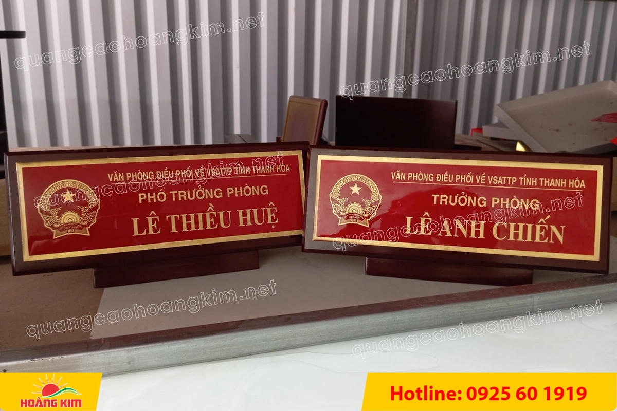 bien chuc danh mat dong hoac inox de go nghieng co chan do phia sau 21 - BIỂN CHỨC DANH MẶT ĐỒNG / INOX ĐẾ GỖ NGHI&Ecirc;NG C&Oacute; CH&Acirc;N ĐỠ &ndash; GỌN G&Agrave;NG, DỄ NH&Igrave;N