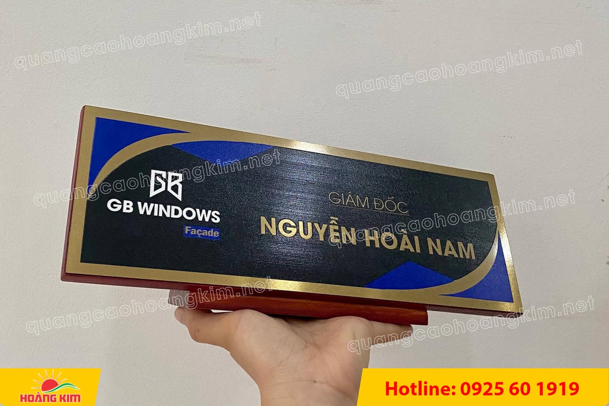 bien chuc danh mat dong hoac inox de go nghieng co chan do phia sau 22 - BIỂN CHỨC DANH MẶT ĐỒNG / INOX ĐẾ GỖ NGHI&Ecirc;NG C&Oacute; CH&Acirc;N ĐỠ &ndash; GỌN G&Agrave;NG, DỄ NH&Igrave;N