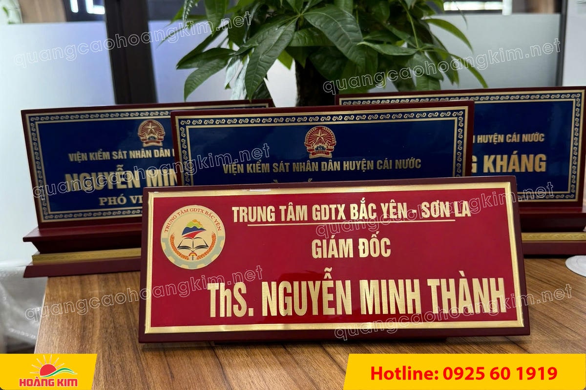 bien chuc danh mat dong hoac inox de go nghieng co chan do phia sau 25 - BIỂN CHỨC DANH MẶT ĐỒNG / INOX ĐẾ GỖ NGHI&Ecirc;NG C&Oacute; CH&Acirc;N ĐỠ &ndash; GỌN G&Agrave;NG, DỄ NH&Igrave;N