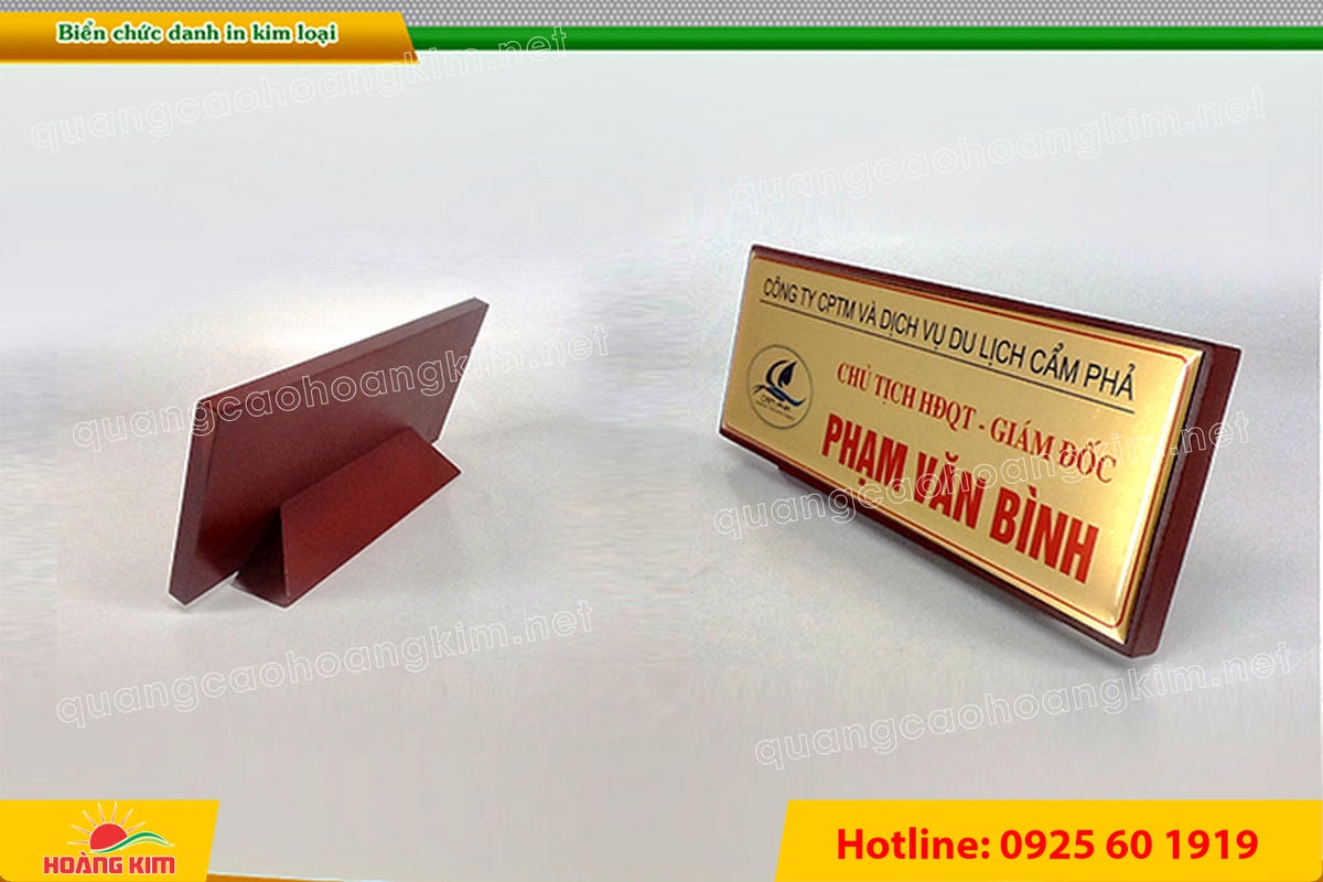 bien chuc danh mat dong hoac inox de go nghieng co chan do phia sau 27 - BIỂN CHỨC DANH MẶT ĐỒNG / INOX ĐẾ GỖ NGHI&Ecirc;NG C&Oacute; CH&Acirc;N ĐỠ &ndash; GỌN G&Agrave;NG, DỄ NH&Igrave;N