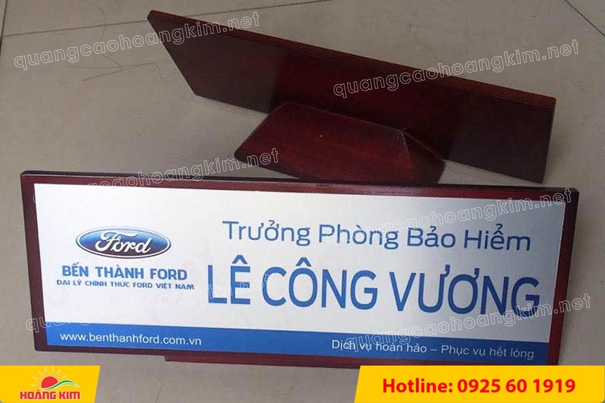 bien chuc danh mat dong hoac inox de go nghieng co chan do phia sau 29 - BIỂN CHỨC DANH MẶT ĐỒNG / INOX ĐẾ GỖ NGHI&Ecirc;NG C&Oacute; CH&Acirc;N ĐỠ &ndash; GỌN G&Agrave;NG, DỄ NH&Igrave;N