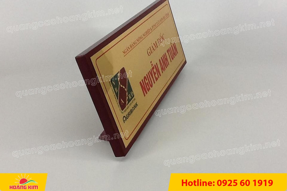 bien chuc danh mat dong hoac inox de go nghieng co chan do phia sau 3 - BIỂN CHỨC DANH MẶT ĐỒNG / INOX ĐẾ GỖ NGHI&Ecirc;NG C&Oacute; CH&Acirc;N ĐỠ &ndash; GỌN G&Agrave;NG, DỄ NH&Igrave;N