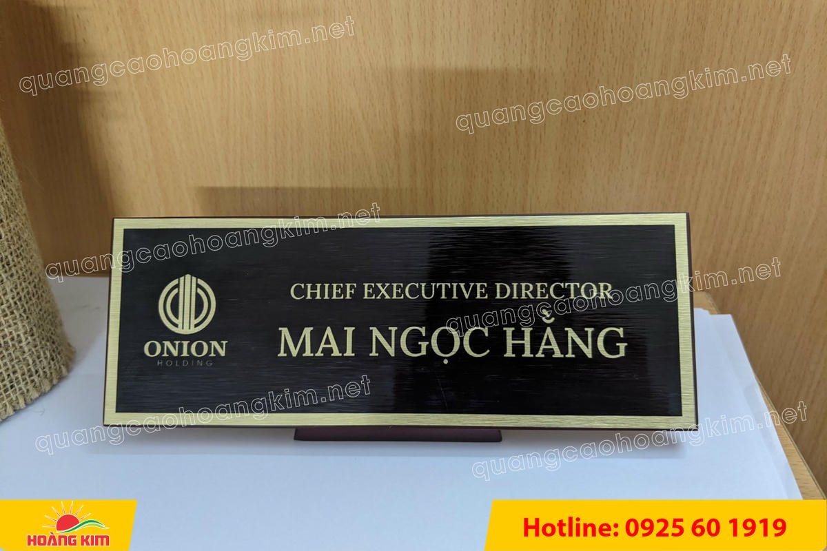 bien chuc danh mat dong hoac inox de go nghieng co chan do phia sau 30 - BIỂN CHỨC DANH MẶT ĐỒNG / INOX ĐẾ GỖ NGHI&Ecirc;NG C&Oacute; CH&Acirc;N ĐỠ &ndash; GỌN G&Agrave;NG, DỄ NH&Igrave;N