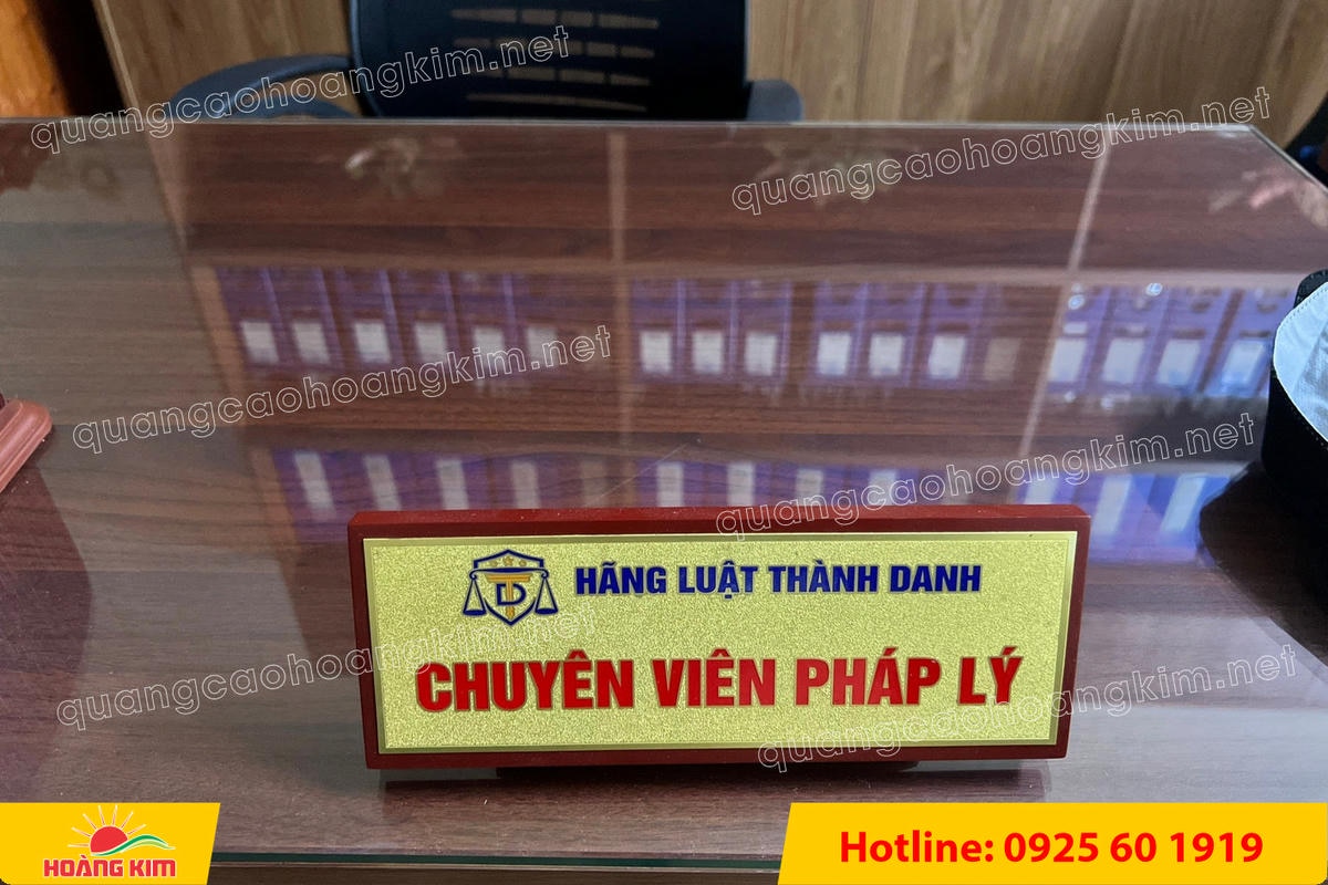 bien chuc danh mat dong hoac inox de go nghieng co chan do phia sau 31 - BIỂN CHỨC DANH MẶT ĐỒNG / INOX ĐẾ GỖ NGHI&Ecirc;NG C&Oacute; CH&Acirc;N ĐỠ &ndash; GỌN G&Agrave;NG, DỄ NH&Igrave;N