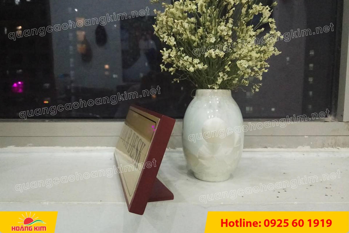 bien chuc danh mat dong hoac inox de go nghieng co chan do phia sau 4 - BIỂN CHỨC DANH MẶT ĐỒNG / INOX ĐẾ GỖ NGHI&Ecirc;NG C&Oacute; CH&Acirc;N ĐỠ &ndash; GỌN G&Agrave;NG, DỄ NH&Igrave;N