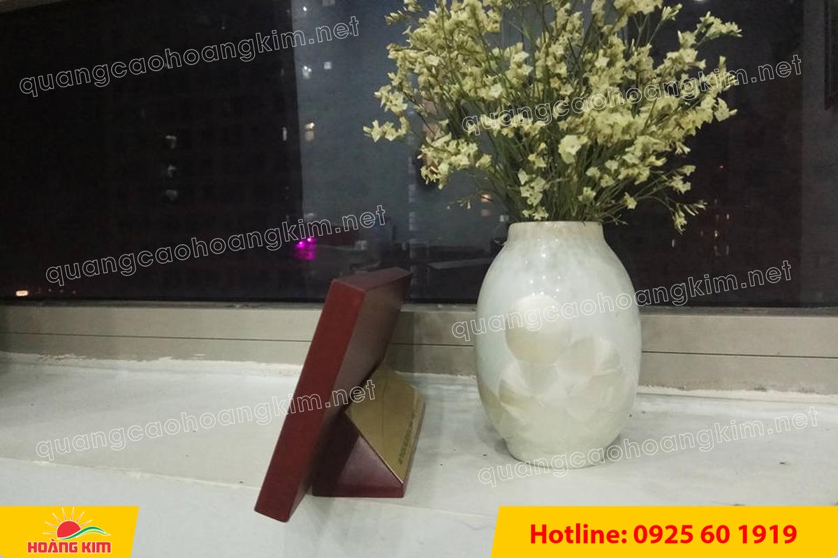 bien chuc danh mat dong hoac inox de go nghieng co chan do phia sau 5 - BIỂN CHỨC DANH MẶT ĐỒNG / INOX ĐẾ GỖ NGHI&Ecirc;NG C&Oacute; CH&Acirc;N ĐỠ &ndash; GỌN G&Agrave;NG, DỄ NH&Igrave;N