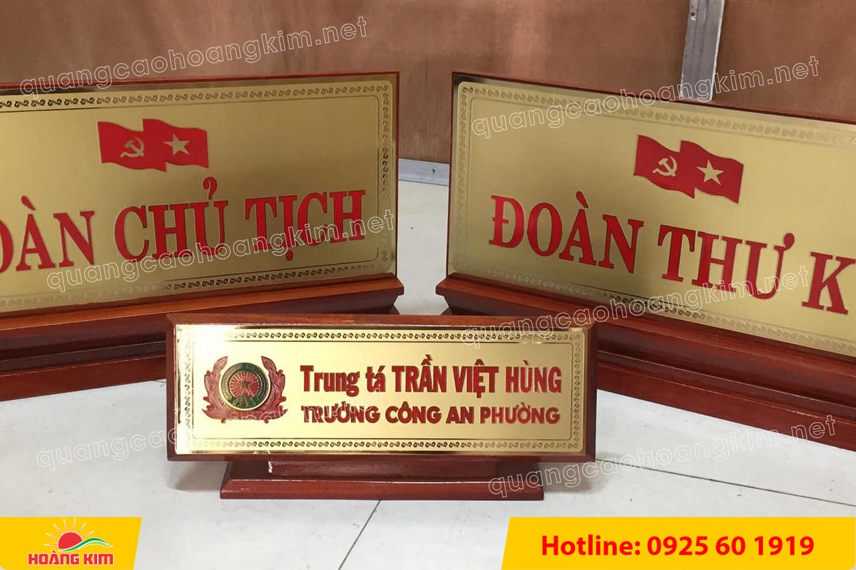 bien chuc danh mat dong hoac inox de go nghieng co chan do phia sau 8 - BIỂN CHỨC DANH MẶT ĐỒNG / INOX ĐẾ GỖ NGHI&Ecirc;NG C&Oacute; CH&Acirc;N ĐỠ &ndash; GỌN G&Agrave;NG, DỄ NH&Igrave;N