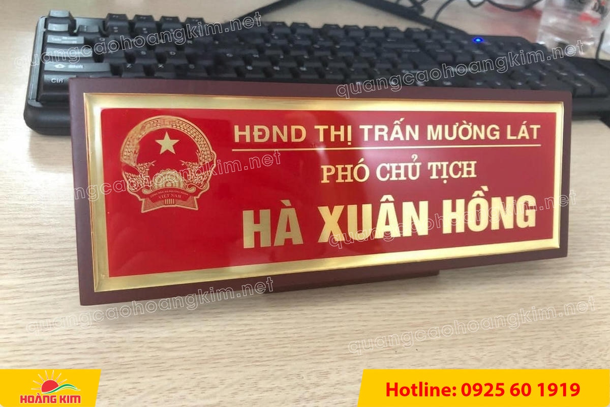 bien chuc danh mat dong hoac inox de go nghieng co chan do phia sau 9 - BIỂN CHỨC DANH MẶT ĐỒNG / INOX ĐẾ GỖ NGHI&Ecirc;NG C&Oacute; CH&Acirc;N ĐỠ &ndash; GỌN G&Agrave;NG, DỄ NH&Igrave;N