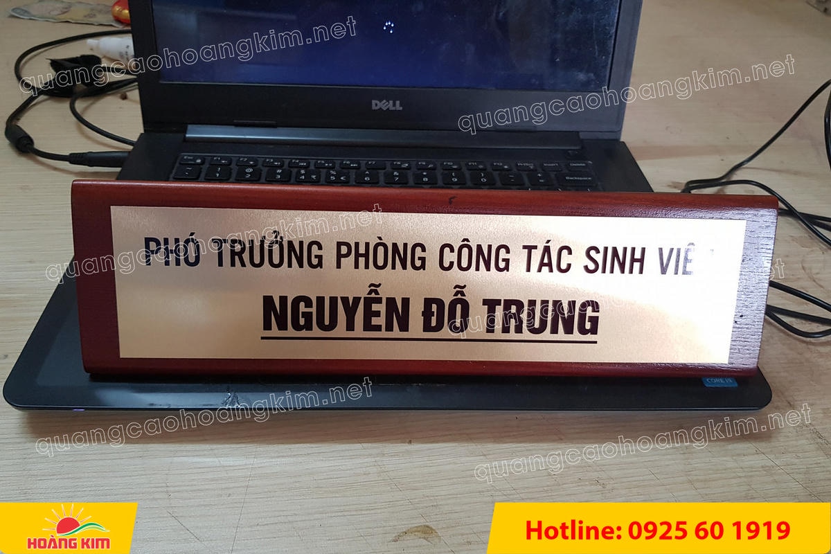 bien chuc danh mat dong hoac inox de go tam giac bien 2 mat dep - BIỂN CHỨC DANH MẶT ĐỒNG / INOX ĐẾ GỖ TAM GI&Aacute;C &ndash; GỌN G&Agrave;NG, HIỆN ĐẠI