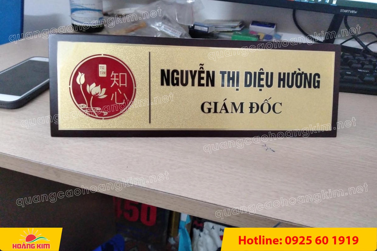 bien chuc danh mat dong hoac inox de go tam giac bien 2 mat dep 11 - BIỂN CHỨC DANH MẶT ĐỒNG / INOX ĐẾ GỖ TAM GI&Aacute;C &ndash; GỌN G&Agrave;NG, HIỆN ĐẠI