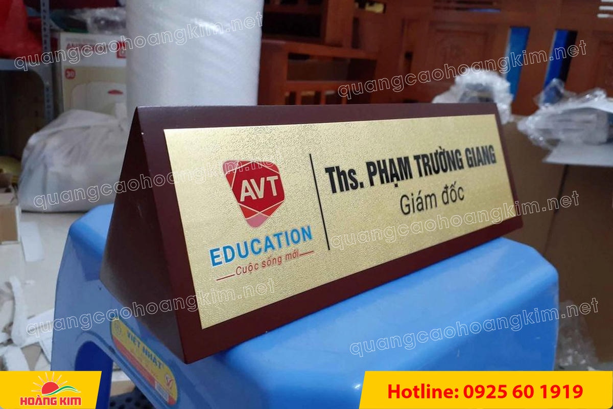 bien chuc danh mat dong hoac inox de go tam giac bien 2 mat dep 13 - BIỂN CHỨC DANH, BẢNG T&Ecirc;N ĐỂ B&Agrave;N CỰC ĐẸP, SANG, RẺ
