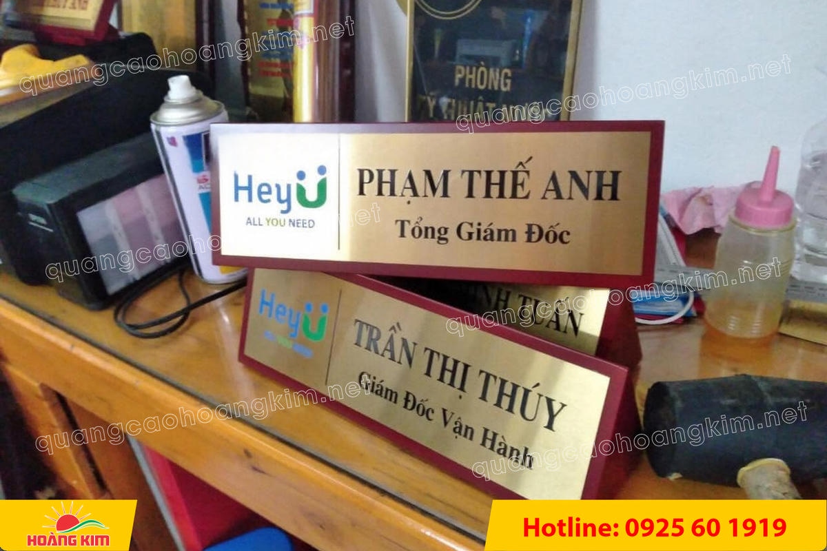 bien chuc danh mat dong hoac inox de go tam giac bien 2 mat dep 14 - BIỂN CHỨC DANH MẶT ĐỒNG / INOX ĐẾ GỖ TAM GI&Aacute;C &ndash; GỌN G&Agrave;NG, HIỆN ĐẠI