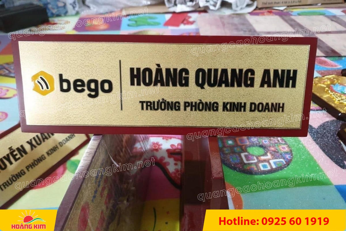 bien chuc danh mat dong hoac inox de go tam giac bien 2 mat dep 17 - BIỂN CHỨC DANH MẶT ĐỒNG / INOX ĐẾ GỖ TAM GI&Aacute;C &ndash; GỌN G&Agrave;NG, HIỆN ĐẠI