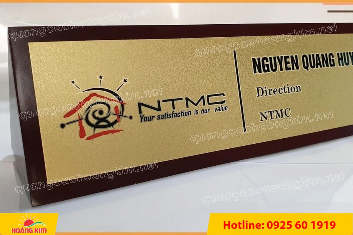 bien chuc danh mat dong hoac inox de go tam giac bien 2 mat dep 2 - BIỂN CHỨC DANH MẶT ĐỒNG / INOX ĐẾ GỖ TAM GI&Aacute;C &ndash; GỌN G&Agrave;NG, HIỆN ĐẠI