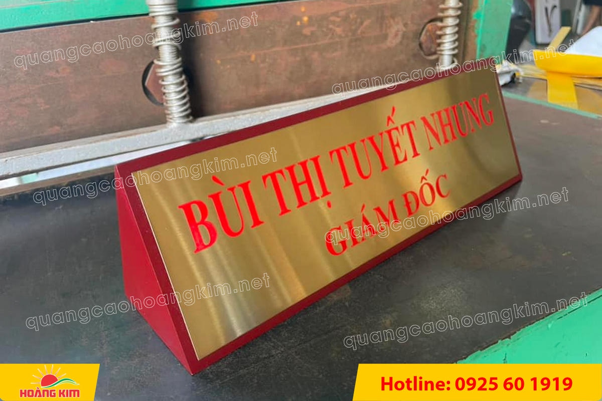 bien chuc danh mat dong hoac inox de go tam giac bien 2 mat dep 28 - BIỂN CHỨC DANH MẶT ĐỒNG / INOX ĐẾ GỖ TAM GI&Aacute;C &ndash; GỌN G&Agrave;NG, HIỆN ĐẠI