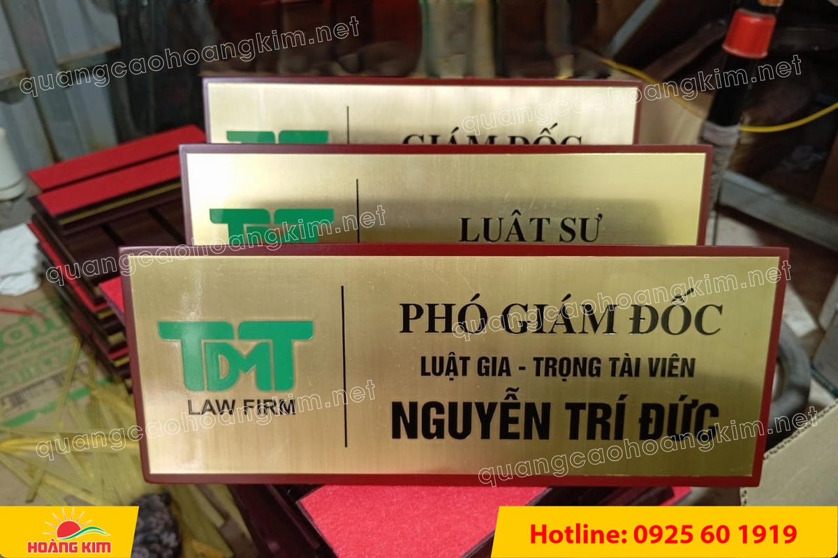 bien chuc danh mat dong hoac inox de go tam giac bien 2 mat dep 32 - BIỂN CHỨC DANH MẶT ĐỒNG / INOX ĐẾ GỖ TAM GI&Aacute;C &ndash; GỌN G&Agrave;NG, HIỆN ĐẠI