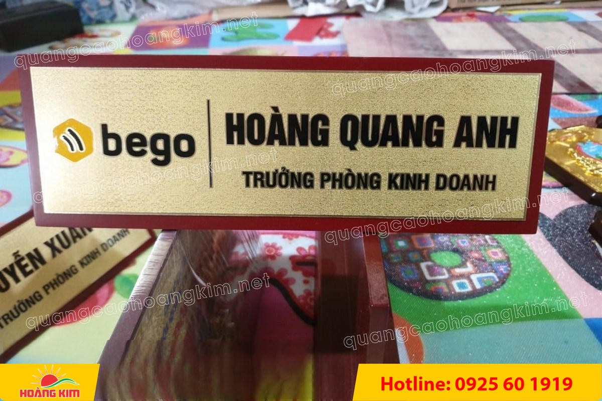 bien chuc danh mat dong hoac inox de go tam giac bien 2 mat dep 34 - BIỂN CHỨC DANH MẶT ĐỒNG / INOX ĐẾ GỖ TAM GI&Aacute;C &ndash; GỌN G&Agrave;NG, HIỆN ĐẠI