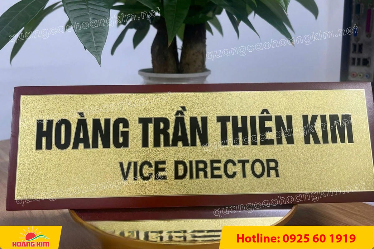bien chuc danh mat dong hoac inox de go tam giac bien 2 mat dep 37 - BIỂN CHỨC DANH MẶT ĐỒNG / INOX ĐẾ GỖ TAM GI&Aacute;C &ndash; GỌN G&Agrave;NG, HIỆN ĐẠI