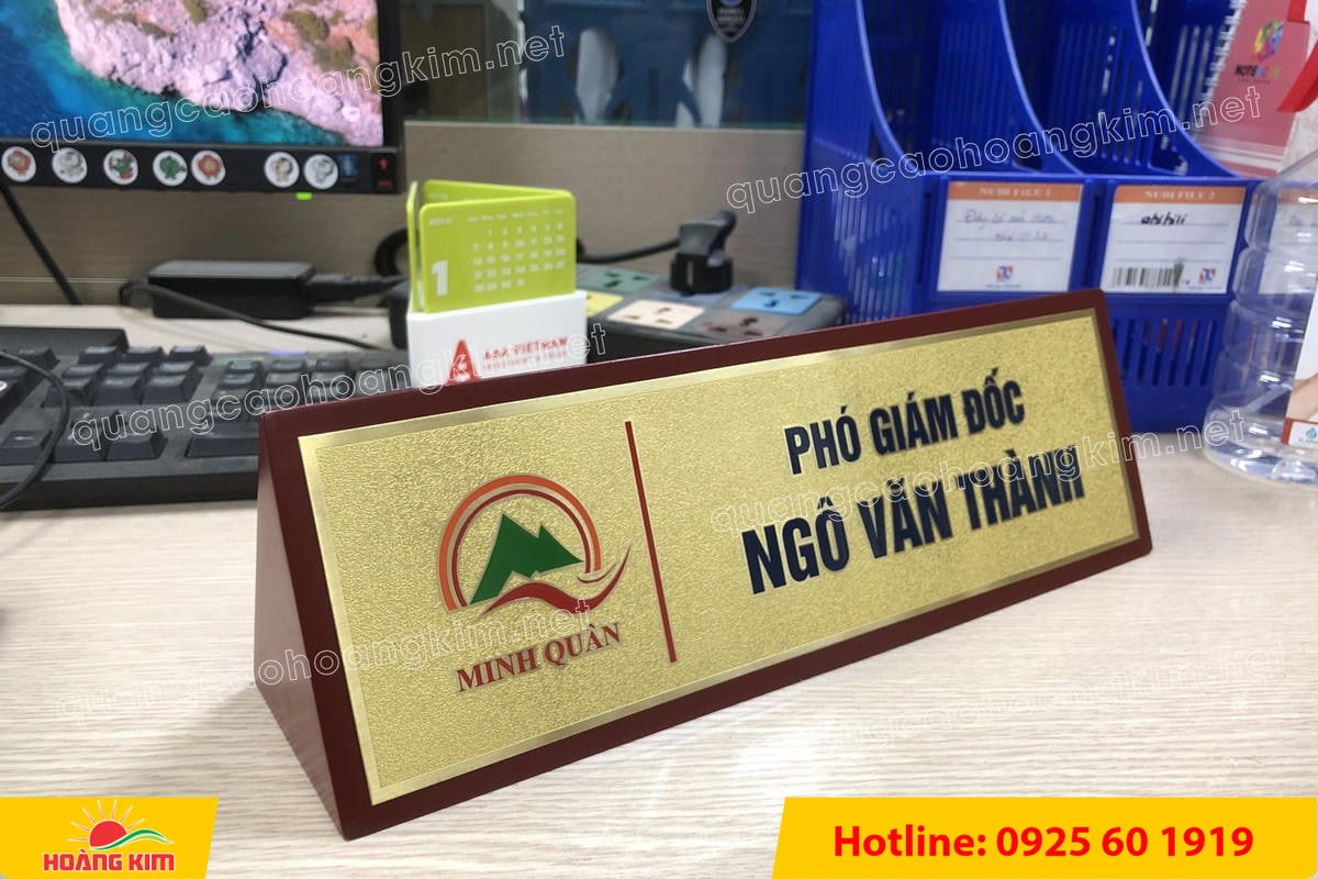 bien chuc danh mat dong hoac inox de go tam giac bien 2 mat dep 38 - BIỂN CHỨC DANH MẶT ĐỒNG / INOX ĐẾ GỖ TAM GI&Aacute;C &ndash; GỌN G&Agrave;NG, HIỆN ĐẠI