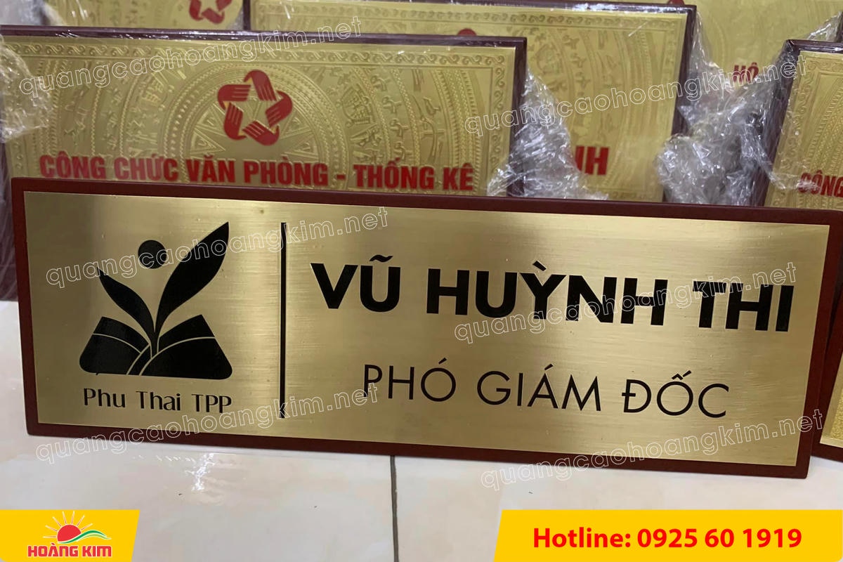 bien chuc danh mat dong hoac inox de go tam giac bien 2 mat dep 39 - BIỂN CHỨC DANH MẶT ĐỒNG / INOX ĐẾ GỖ TAM GI&Aacute;C &ndash; GỌN G&Agrave;NG, HIỆN ĐẠI