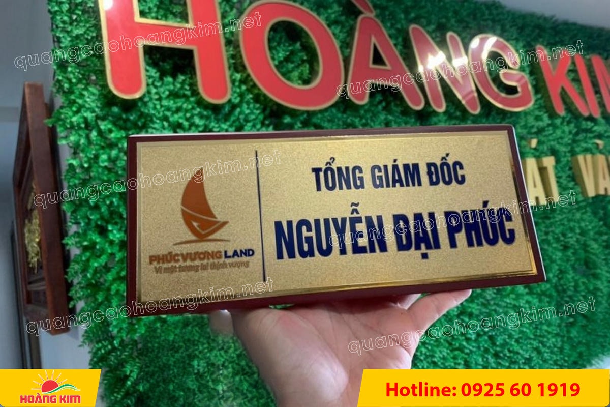 bien chuc danh mat dong hoac inox de go tam giac bien 2 mat dep 46 - BIỂN CHỨC DANH MẶT ĐỒNG / INOX ĐẾ GỖ TAM GI&Aacute;C &ndash; GỌN G&Agrave;NG, HIỆN ĐẠI