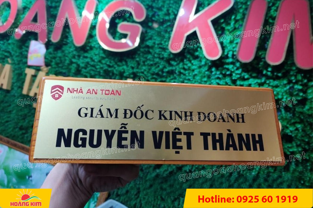 bien chuc danh mat dong hoac inox de go tam giac bien 2 mat dep 47 - BIỂN CHỨC DANH MẶT ĐỒNG / INOX ĐẾ GỖ TAM GI&Aacute;C &ndash; GỌN G&Agrave;NG, HIỆN ĐẠI