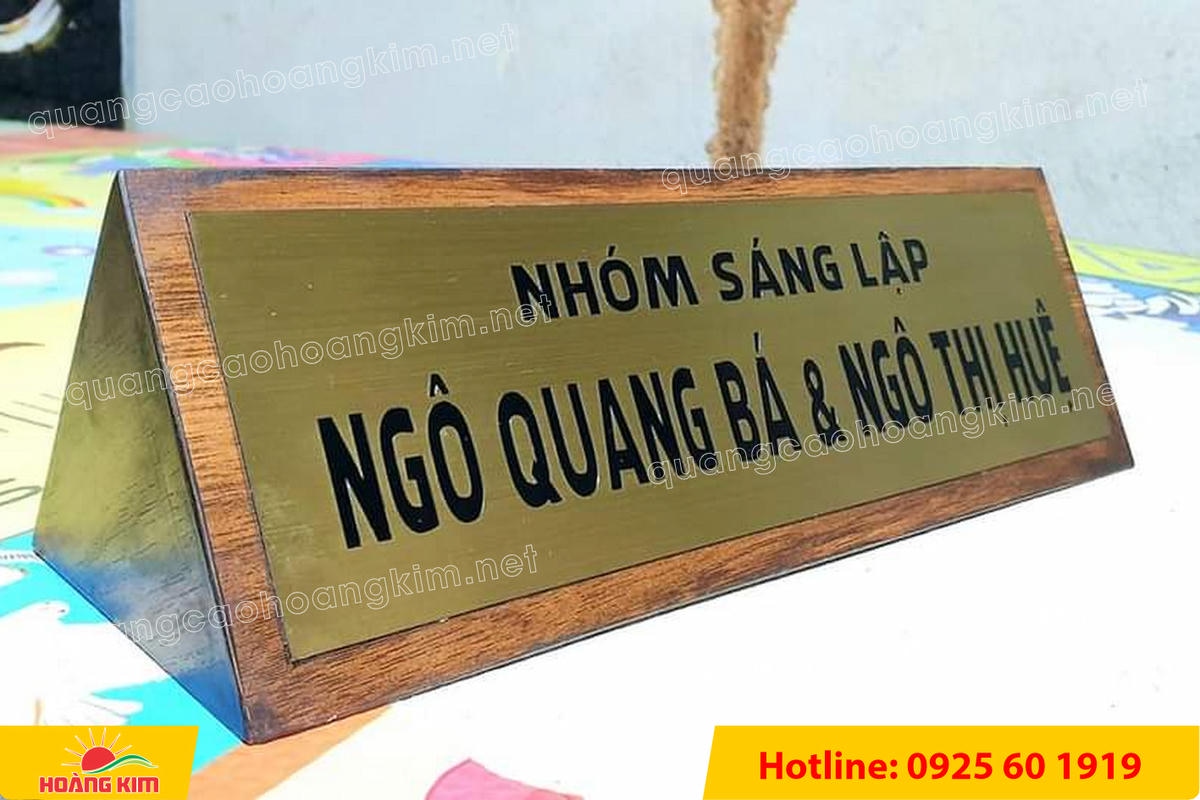 bien chuc danh mat dong hoac inox de go tam giac bien 2 mat dep 48 - BIỂN CHỨC DANH MẶT ĐỒNG / INOX ĐẾ GỖ TAM GI&Aacute;C &ndash; GỌN G&Agrave;NG, HIỆN ĐẠI