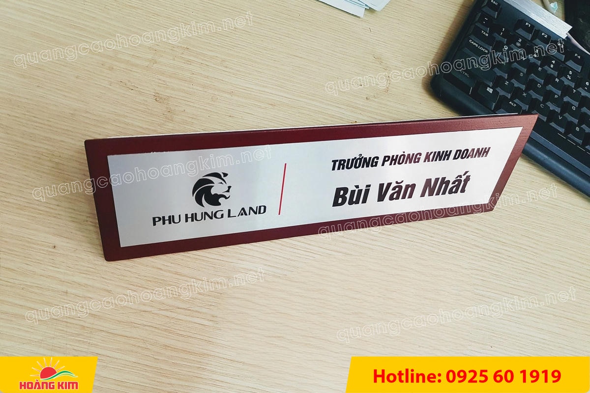 bien chuc danh mat dong hoac inox de go tam giac bien 2 mat dep 5 - BIỂN CHỨC DANH MẶT ĐỒNG / INOX ĐẾ GỖ TAM GI&Aacute;C &ndash; GỌN G&Agrave;NG, HIỆN ĐẠI