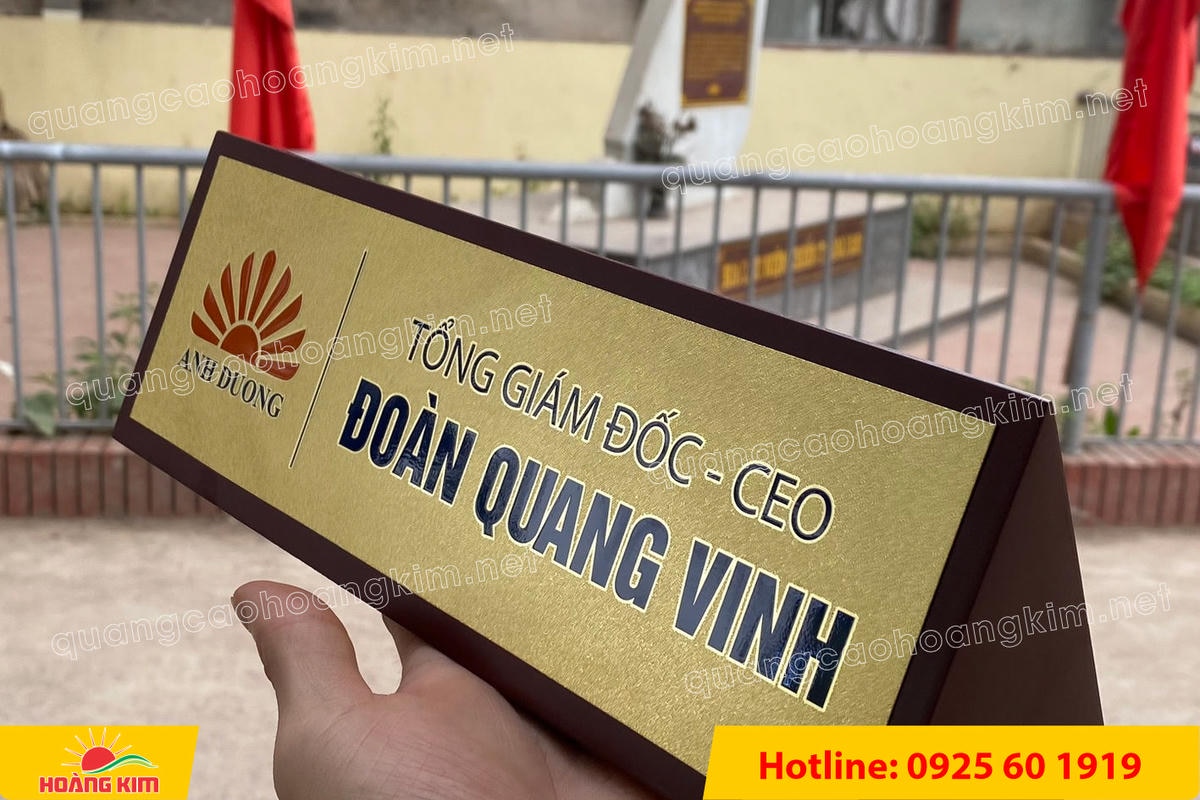 bien chuc danh mat dong hoac inox de go tam giac bien 2 mat dep 51 - BIỂN CHỨC DANH MẶT ĐỒNG / INOX ĐẾ GỖ TAM GI&Aacute;C &ndash; GỌN G&Agrave;NG, HIỆN ĐẠI