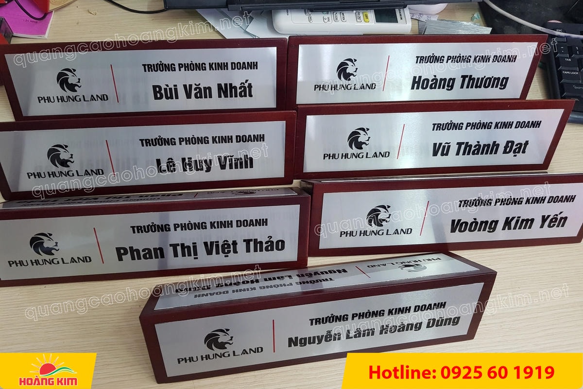 bien chuc danh mat dong hoac inox de go tam giac bien 2 mat dep 6 - BIỂN CHỨC DANH MẶT ĐỒNG / INOX ĐẾ GỖ TAM GI&Aacute;C &ndash; GỌN G&Agrave;NG, HIỆN ĐẠI