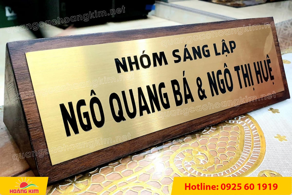 bien chuc danh mat dong hoac inox de go tam giac bien 2 mat dep 7 - BIỂN CHỨC DANH MẶT ĐỒNG / INOX ĐẾ GỖ TAM GI&Aacute;C &ndash; GỌN G&Agrave;NG, HIỆN ĐẠI