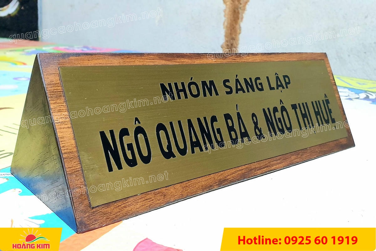 bien chuc danh mat dong hoac inox de go tam giac bien 2 mat dep 8 - BIỂN CHỨC DANH MẶT ĐỒNG / INOX ĐẾ GỖ TAM GI&Aacute;C &ndash; GỌN G&Agrave;NG, HIỆN ĐẠI