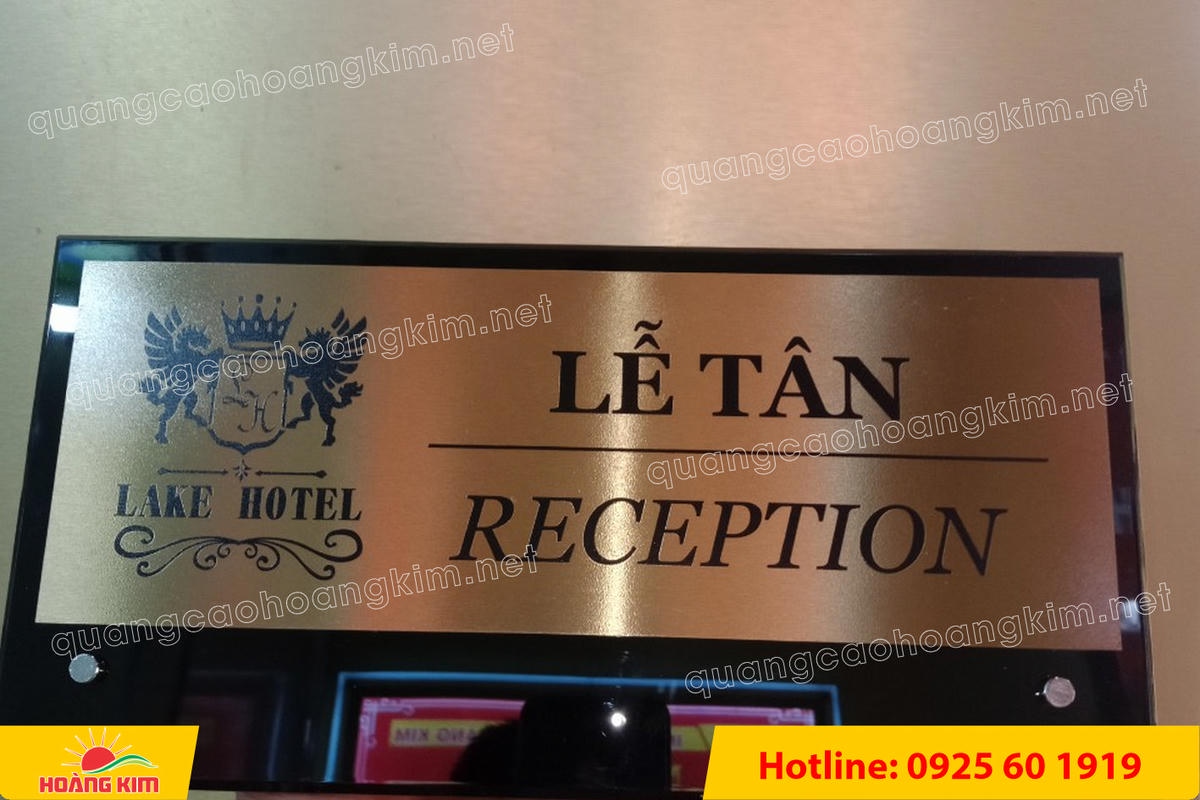 bien chuc danh mat dong hoac inox de mica den chot inox 10 - BIỂN CHỨC DANH MẶT ĐỒNG / INOX ĐẾ MICA ĐEN &ndash; CHỐT INOX | HIỆN ĐẠI, GỌN ĐẸP, GI&Aacute; TỐT