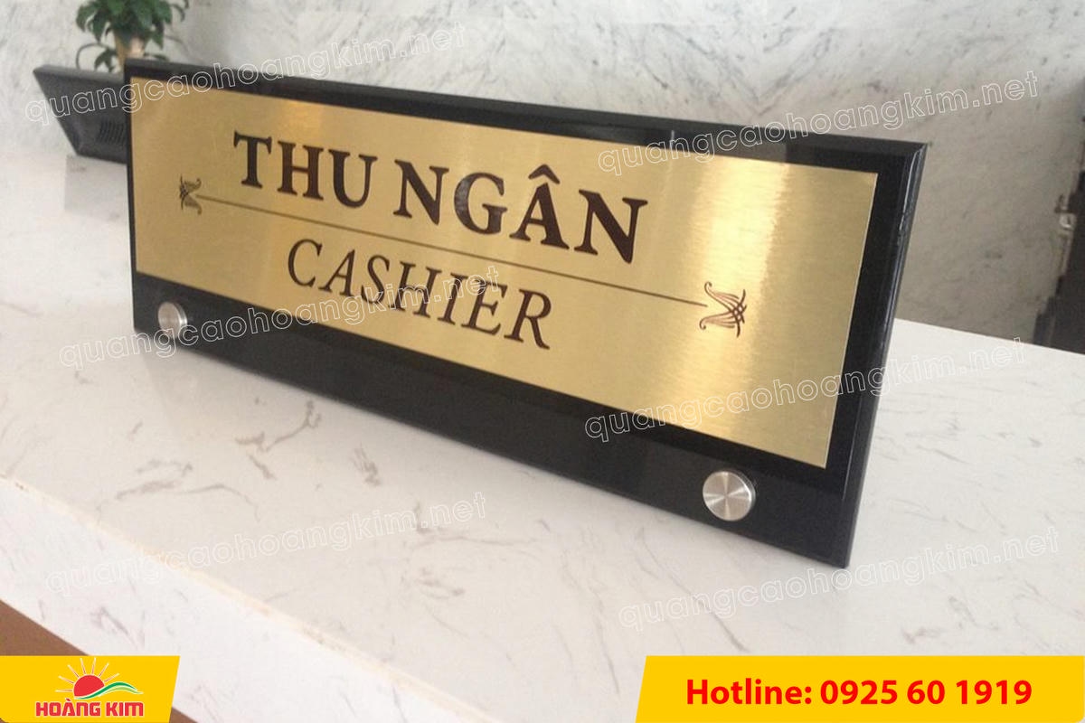bien chuc danh mat dong hoac inox de mica den chot inox 2 - BIỂN CHỨC DANH MẶT ĐỒNG / INOX ĐẾ MICA ĐEN &ndash; CHỐT INOX | HIỆN ĐẠI, GỌN ĐẸP, GI&Aacute; TỐT