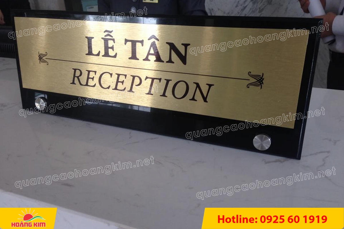 bien chuc danh mat dong hoac inox de mica den chot inox 3 - BIỂN CHỨC DANH MẶT ĐỒNG / INOX ĐẾ MICA ĐEN &ndash; CHỐT INOX | HIỆN ĐẠI, GỌN ĐẸP, GI&Aacute; TỐT