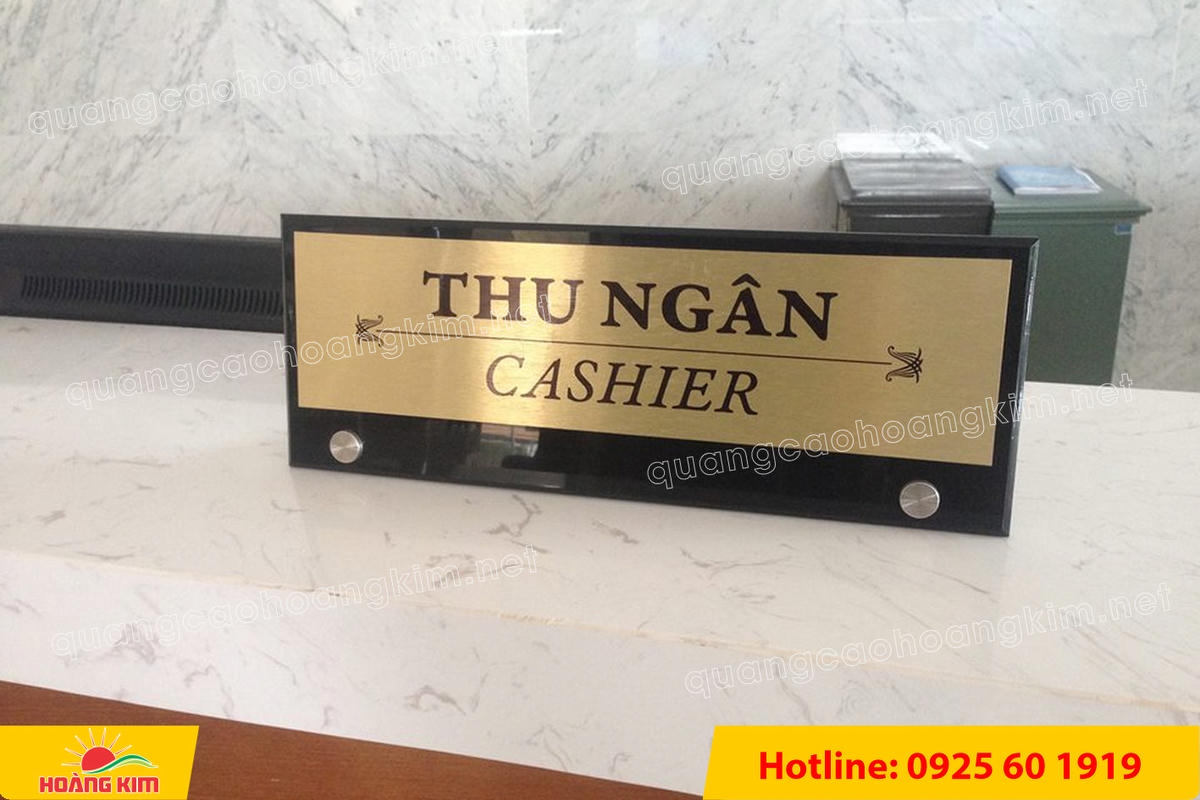 bien chuc danh mat dong hoac inox de mica den chot inox 4 - BIỂN CHỨC DANH MẶT ĐỒNG / INOX ĐẾ MICA ĐEN &ndash; CHỐT INOX | HIỆN ĐẠI, GỌN ĐẸP, GI&Aacute; TỐT