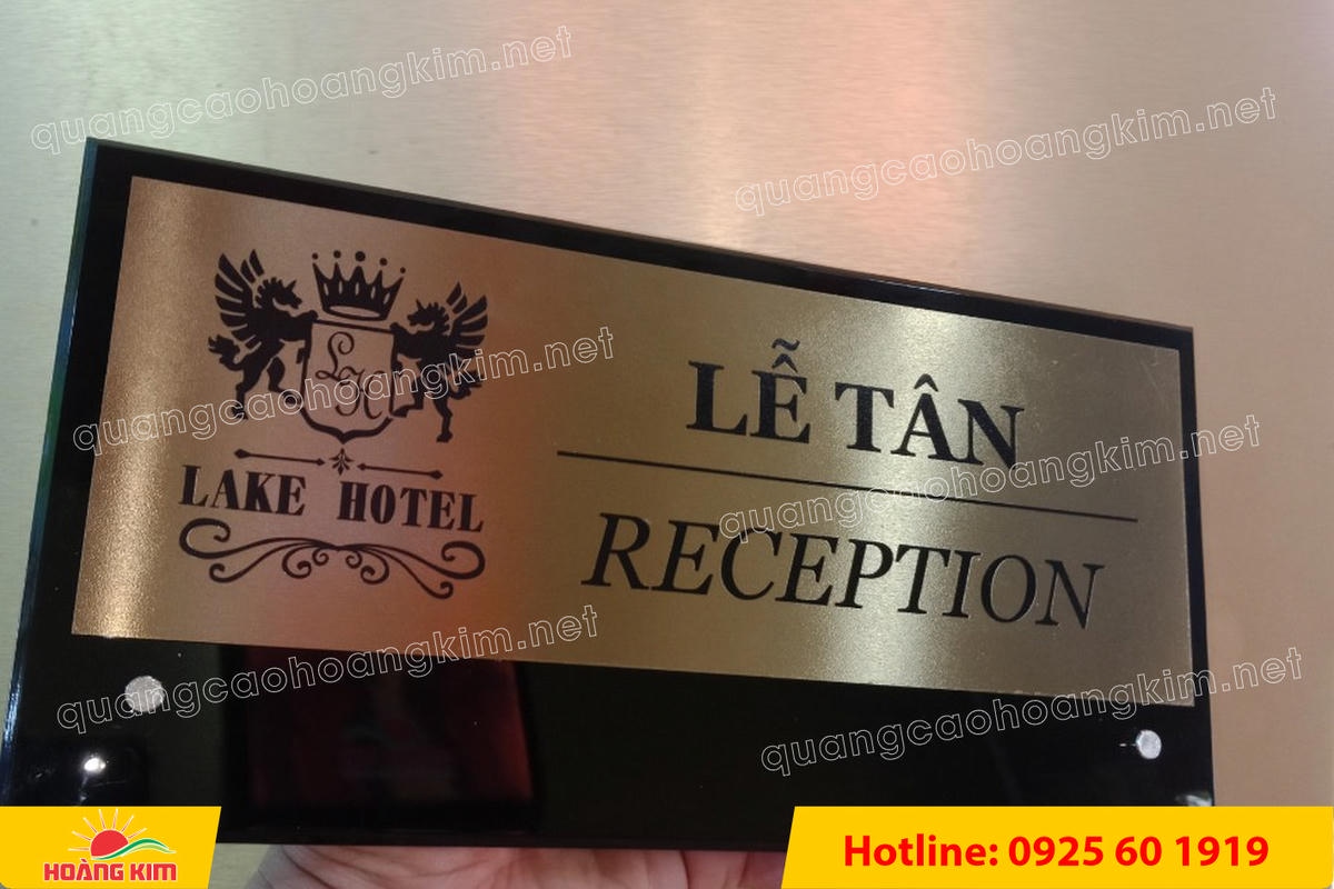 bien chuc danh mat dong hoac inox de mica den chot inox 9 - BIỂN CHỨC DANH MẶT ĐỒNG / INOX ĐẾ MICA ĐEN &ndash; CHỐT INOX | HIỆN ĐẠI, GỌN ĐẸP, GI&Aacute; TỐT